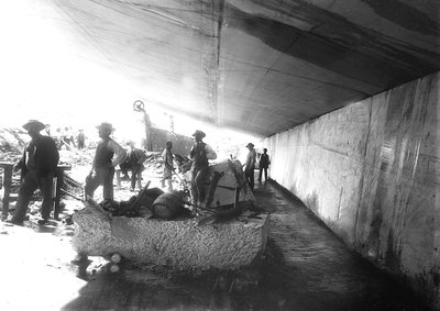 Excavateurs sous les murs de marbre dans une carrière, dans les Alpes Apuanes - A. Corsini