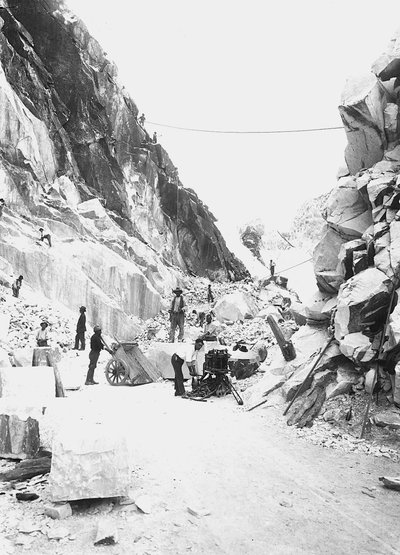 Excavatrices au travail dans une carrière de marbre dans les Alpes apuanes, Toscane - A. Corsini