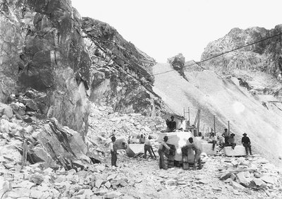 Excavateurs travaillant dans une carrière de marbre dans les Alpes Apuanes, Toscane. Certains sont assis sur des blocs de marbre déjà équarris. (photo n/b) - A. Corsini