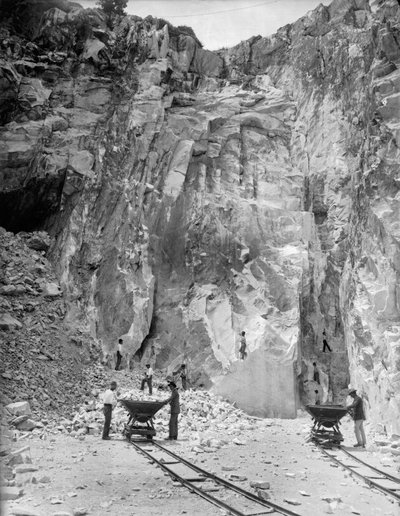 Excavateurs au travail dans une carrière de marbre dans les Alpes Apuanes, en Toscane - A. Corsini