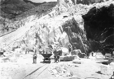 Excavateurs au travail à la carrière de marbre 