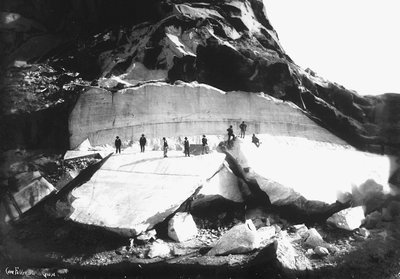 Plusieurs hommes en visite aux carrières "Fabbricotti in Gioja" dans les Alpes Apuanes, en Toscane (photo n/b) - A. Corsini