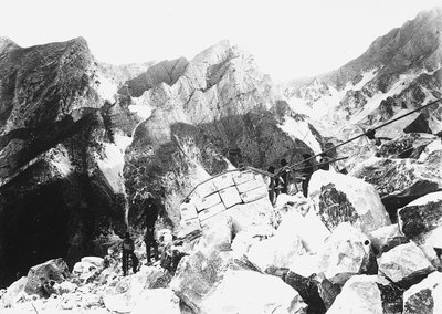 Des excavateurs dans les Alpes Apuanes participant à la 