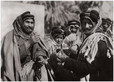 Un cheikh dégustant le célèbre café arabe, Irak, 1925 - A. Kerim
