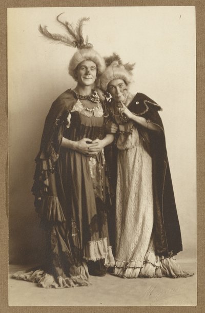 [Homme et femme en costume, portant des chapeaux à plumes] - A. Louis Mojonier