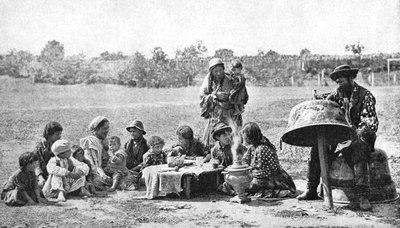 Tziganes réparant un chaudron familial, Hongrie, 1922 - A. W. Cutler
