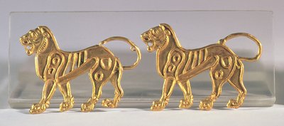 Deux séquences de lions cousues sur des robes cérémonielles, de Hamadan, c.5e-4e siècle av. J.-C. - Achaemenid