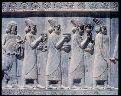 Vue des reliefs des escaliers orientaux : ambassadeurs assyriens apportant des offrandes et des présents - Achaemenid