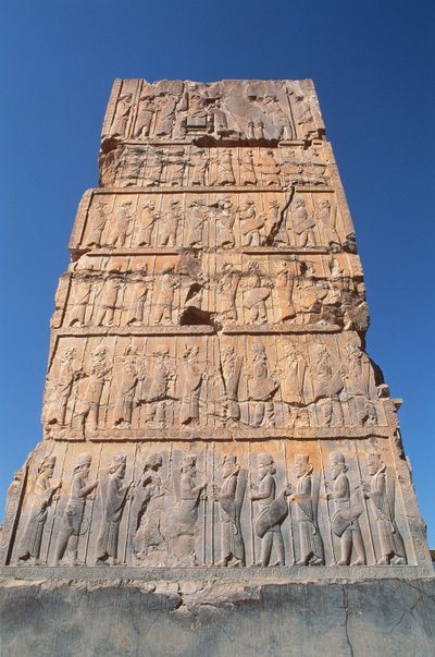 Entrée ouest de la salle des Cent Colonnes, représentant des rangées de dignitaires soutenant le roi au sommet - Achaemenid