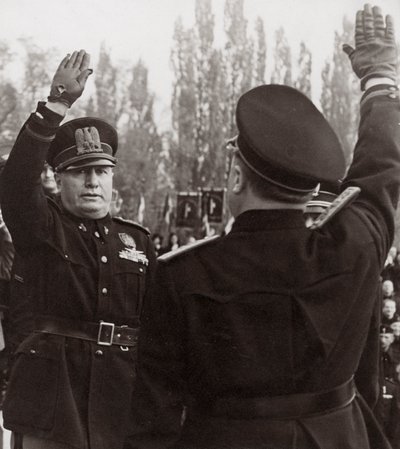 Benito Mussolini honore un officier fasciste avec un salut - Achille Villani