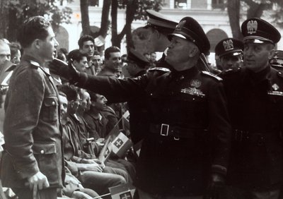 Mussolini saluant un soldat - Achille Villani