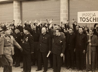 Les ouvriers de la société Mauro Toschi fu Ulisse saluent le Duce Benito Mussolini lors de l