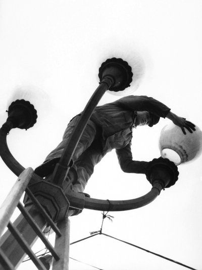 Jeune allumeur de réverbères, Italie, vers 1960 - Achille Villani