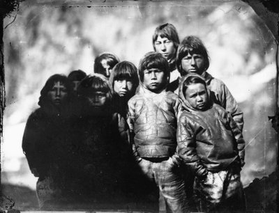 Portrait de groupe de garçons inuits - Admiral Edward Augustus Inglefield