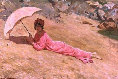 Fille allongée sur la plage avec une ombrelle rose - Adolfo Belimbau