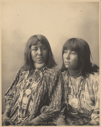 Brushing Against et Little Squint Eyes, San Carlos Apaches - Adolph F. Muhr