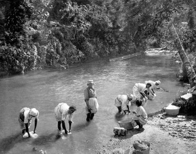 Femmes lavant des vêtements dans la rivière, Port Antonio, Jamaïque - Adolphe Duperly and Son