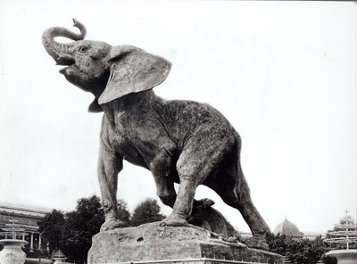 Jeune éléphant pris au piège (1878) par Emmanuel Fremiet (1824-1910) devant le Palais du Trocadéro, construit pour l