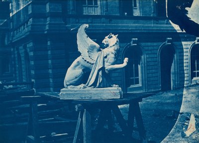 Sculpture de griffon sur un chantier à Marseille - Adolphe Terris