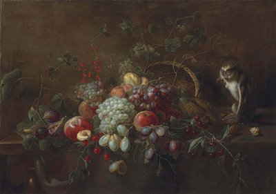 Raisins, pommes, prunes, figues et autres fruits sur une table en bois partiellement drapée, un singe mangeant des noix près d