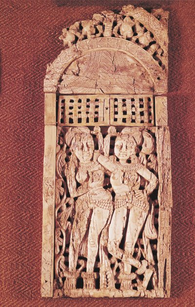 Plaque indienne sculptée représentant deux figures féminines sous un torana, de Begram, Afghanistan, 1er-2e siècle - Afghan School