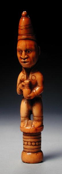 Figure en habit européen tenant une cruche en grès allemande, Congo, début du 19ème siècle - African