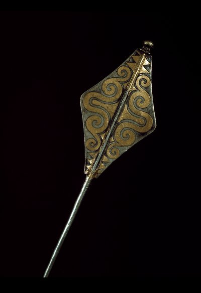 Préhistoire : broche en argent incrustée d