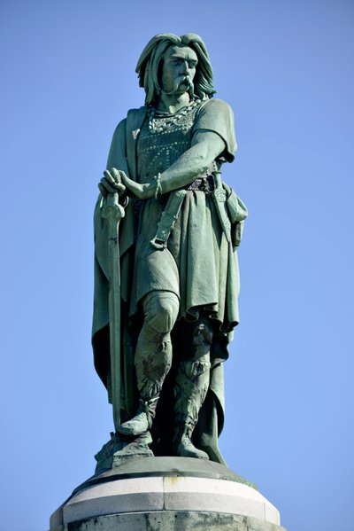 Statue colossale de Vercingétorix (72-46 av. J.-C.), chef gaulois - Sculpture de Millet Aimé (1819-1891) 6,60 m de haut érigée en 1865 sur la partie ouest du Mont Auxois (base de 7 m de haut par Viollet Le Duc) Alise Sainte Reine 1865 - Aime Millet