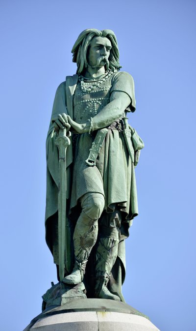 Statue colossale de Vercingétorix (72-46 av. J.-C.), chef gaulois - Sculpture de Millet Aimé (1819-1891) 6,60 m de haut érigée en 1865 sur la partie ouest du Mont Auxois (base de 7 m de haut par Viollet Le Duc) Alise Sainte Reine 1865 - Aime Millet