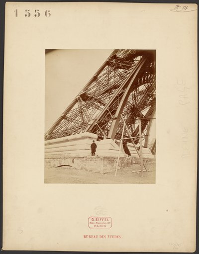 Fondations, poutrelle, ouvrier : Tour Eiffel - Albert Fernique
