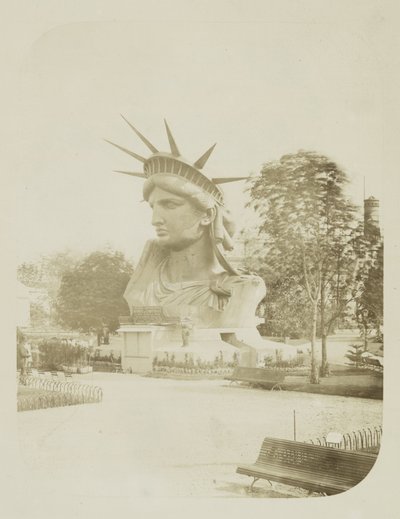 Tête de la Statue de la Liberté exposée dans un parc à Paris, 1883 - Albert Fernique