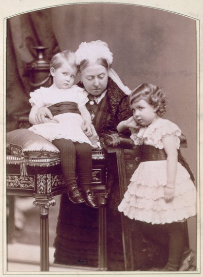 La reine Victoria avec deux de ses petits-enfants, avril 1886 - Alexander Bassano