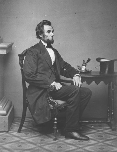Abraham Lincoln, portrait en pied, assis, 1861 - Alexander Gardner