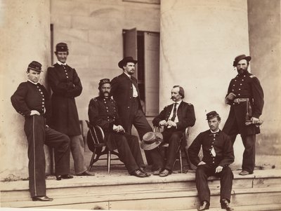 Le brigadier général Gustavus A. DeRussy et son état-major sur les marches de la maison Arlington, Arlington..., mai 1864 - Alexander Gardner