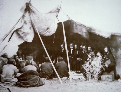 Le général William T. Sherman (1820-91) préside au traité de Fort Laramie avec le chef Red Cloud, avril 1868 - Alexander Gardner