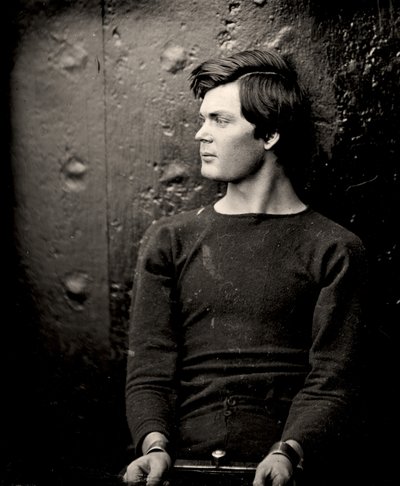 Lewis Powell avec des fers aux poignets à bord de l