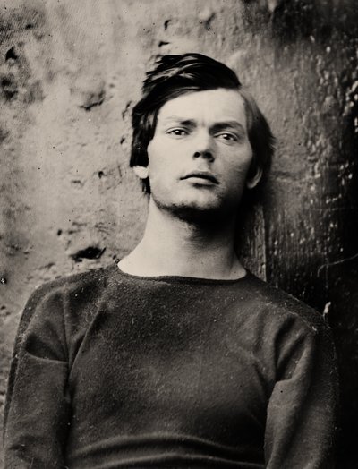 Lewis Powell avec des fers aux poignets à bord de l
