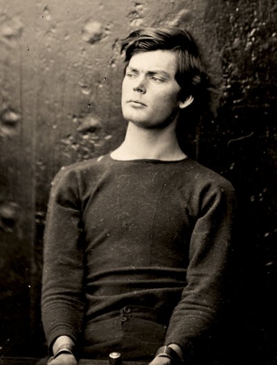 Lewis Powell avec des fers aux poignets à bord de l
