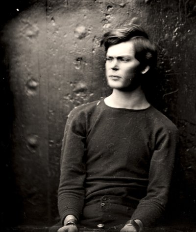 Lewis Powell avec des fers aux poignets à bord de l