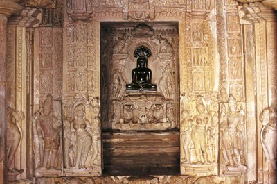 Entrée et autel, temple de Parshvanatha, groupe de monuments de Khajuraho (Liste du patrimoine mondial de l