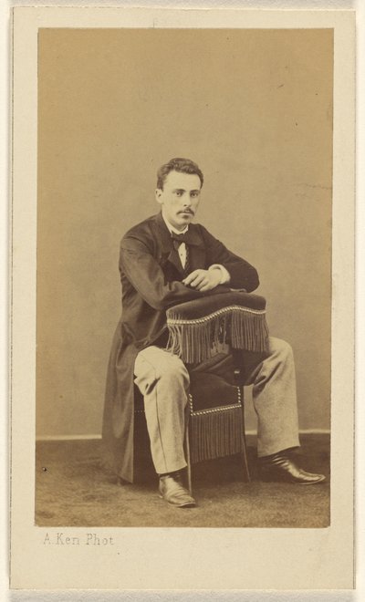 [Homme moustachu, assis, avec l