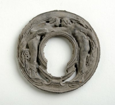 Maquette pour un pendentif avec un écusson arabesque (plâtre bronzé) - Alfred Gilbert
