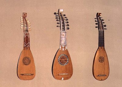 (De gauche à droite) Une pandurina de 1734 et deux mandolines milanaises de 1775 et 1739, de 