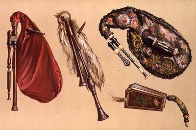 Cornemuses : quatre dont une Cornemuse, une Calabraise et une Musette, de 