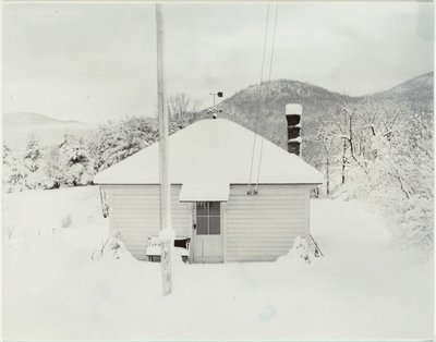 Première neige et la petite maison - Alfred Stieglitz