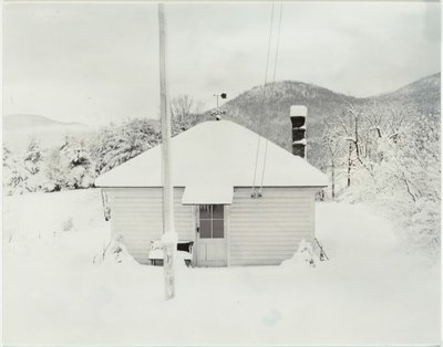 Première neige et la petite maison - Alfred Stieglitz