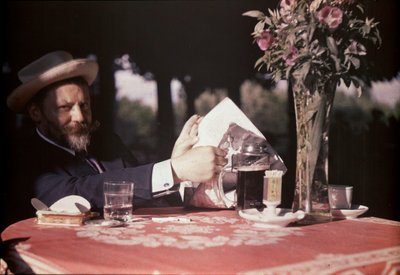 Frank Eugene assis à une table - Alfred Stieglitz