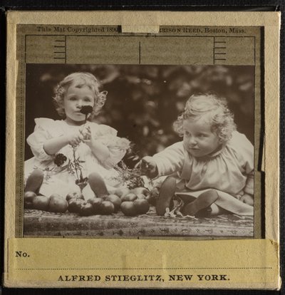 Nièces - Flora tenant une fleur, et Hedwig - Alfred Stieglitz
