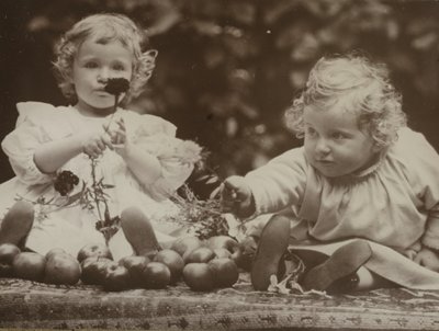Nièces - Flora tenant une fleur, et Hedwig, vers 1896 - Alfred Stieglitz