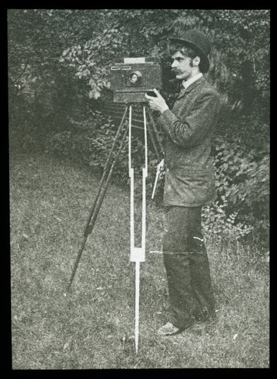 Autoportrait avec appareil photo, trépied et pistolet - Alfred Stieglitz